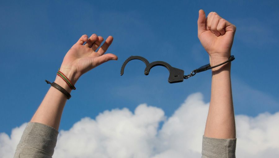 Photo de Pixabay: https://www.pexels.com/fr-fr/photo/section-basse-de-l-homme-contre-le-ciel-247851/