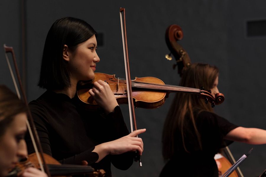 Photo de cottonbro studio: https://www.pexels.com/fr-fr/photo/femmes-jouer-musique-diversite-7097457/