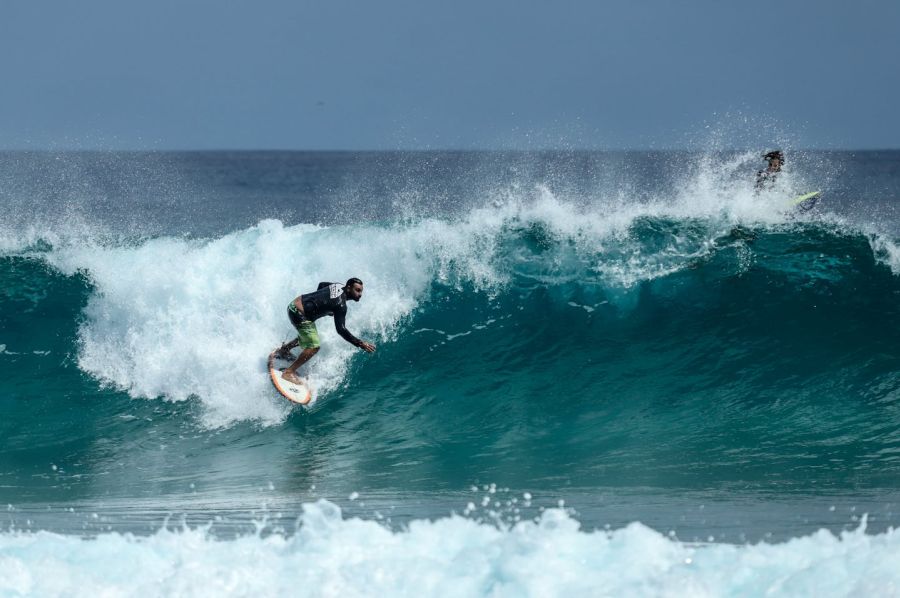Photo de alexandre saraiva carniato: https://www.pexels.com/fr-fr/photo/photo-d-un-homme-surfant-2351577/
