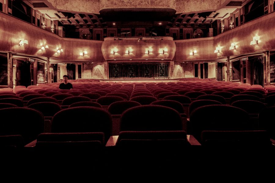 Photo de Donald Tong: https://www.pexels.com/fr-fr/photo/interieur-du-theatre-109669/