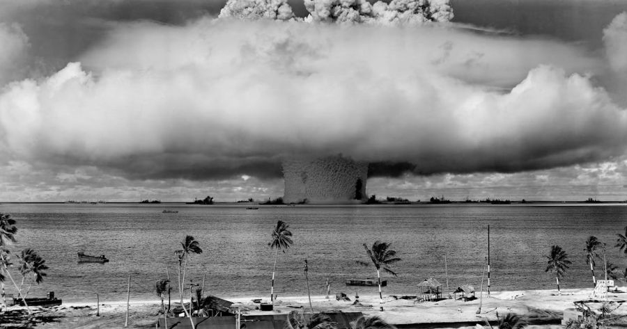 Photo de Pixabay: https://www.pexels.com/fr-fr/photo/photo-en-niveaux-de-gris-d-explosion-sur-la-plage-73909/