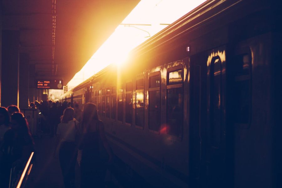 Photo de Paweł L.: https://www.pexels.com/fr-fr/photo/les-gens-qui-marchent-a-cote-du-train-1423622/