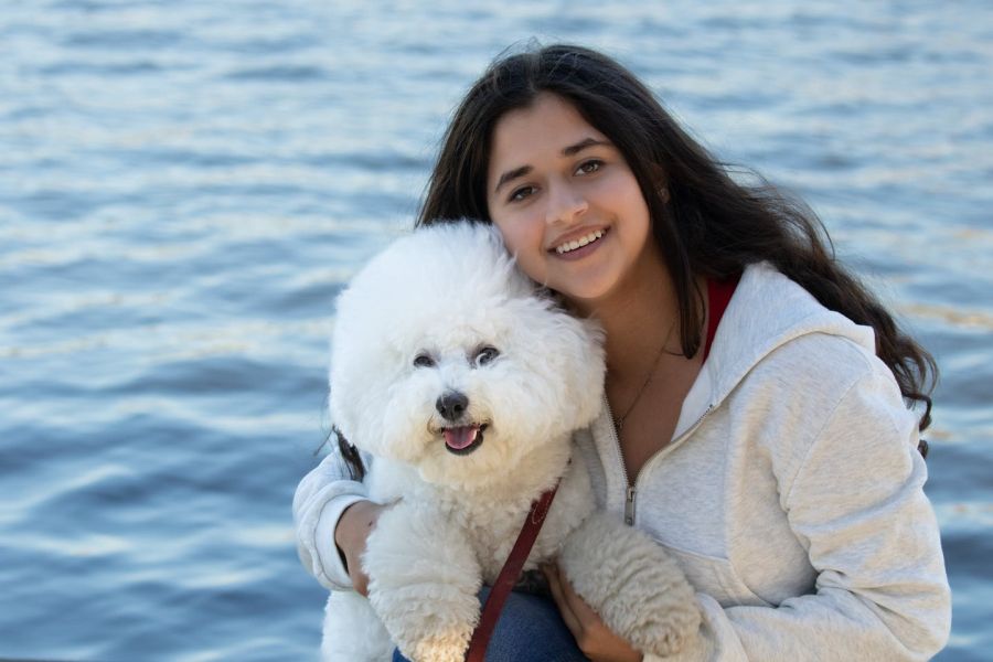 Photo de David Brown: https://www.pexels.com/fr-fr/photo/femme-chien-animal-de-compagnie-sourire-14893056/