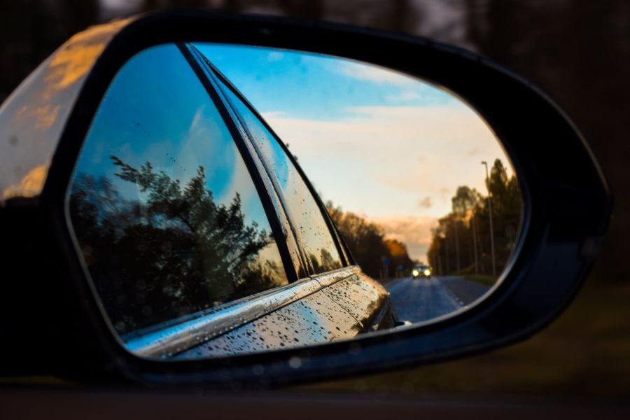 Photo de Pixabay: https://www.pexels.com/fr-fr/photo/retroviseur-d-aile-de-voiture-noir-461890/
