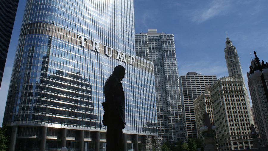 Photo de Carlos Herrero: https://www.pexels.com/fr-fr/photo/silhouette-de-statue-pres-de-trump-building-pendant-la-journee-936237/
