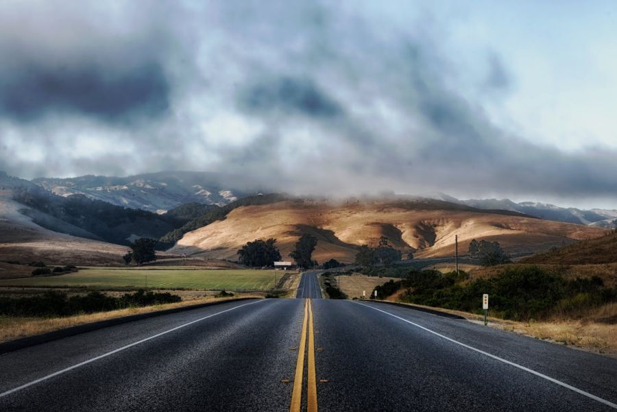 Photo de Pixabay: https://www.pexels.com/fr-fr/photo/route-asphaltee-noire-63324/