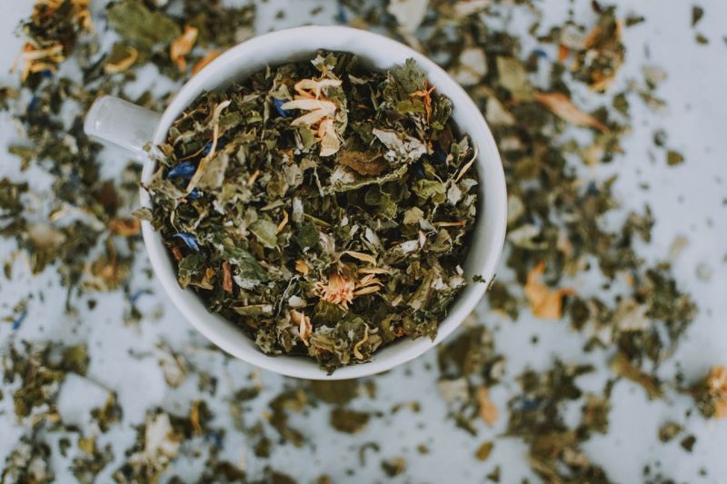 Photo d'une tasse contenant des herbes à infuser