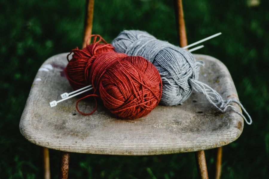 Photo de Eva Bronzini: https://www.pexels.com/fr-fr/photo/fil-rouge-et-gris-sur-table-en-bois-marron-5660371/