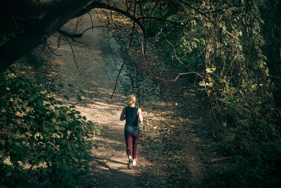 Photo de Chris F: https://www.pexels.com/fr-fr/photo/personne-individu-femme-foret-10084297/