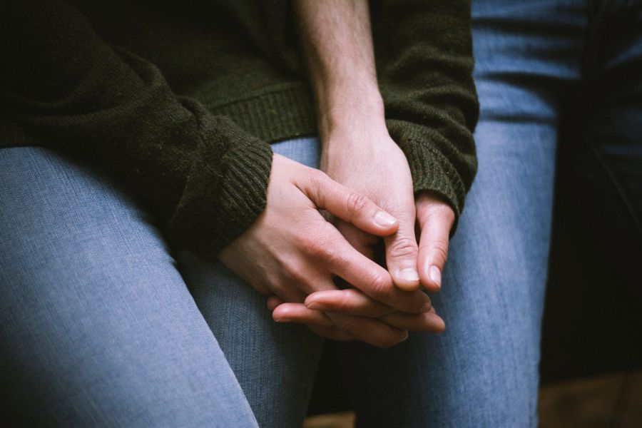 Photo de Riccardo Mion: https://www.pexels.com/fr-fr/photo/se-tenir-le-main-affection-geste-de-la-main-fermer-5434164/