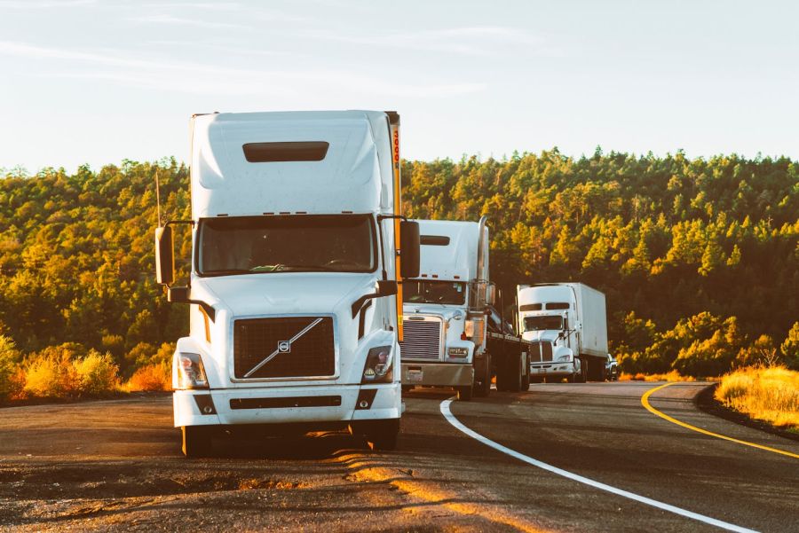 Photo de Quintin Gellar: https://www.pexels.com/fr-fr/photo/semi-camion-volvo-blanc-sur-le-cote-de-la-route-2199293/