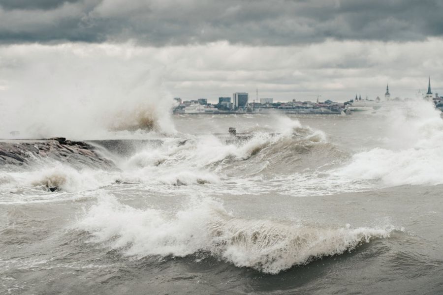 Photo de Raul Kozenevski: https://www.pexels.com/fr-fr/photo/des-vagues-oceaniques-spectaculaires-s-ecrasent-contre-le-littoral-31182342/