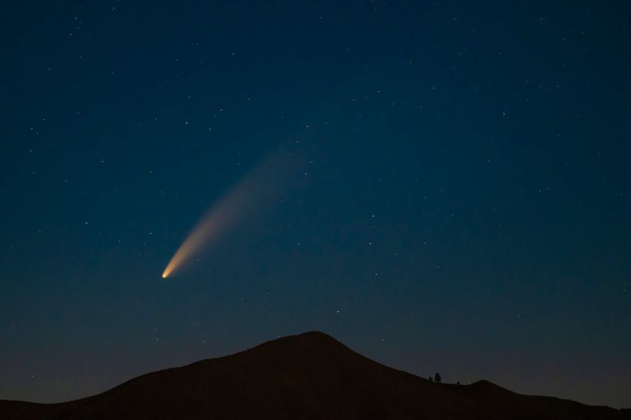 Photo de Frank Cone: https://www.pexels.com/fr-fr/photo/silhouette-de-montagne-sous-le-ciel-bleu-pendant-la-nuit-4858277/