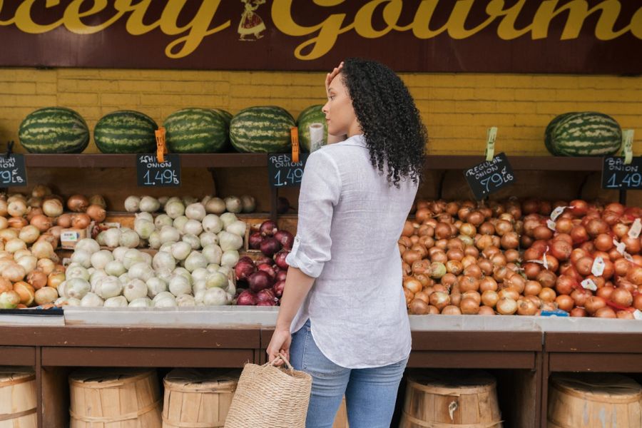 Photo de Mike Jones: https://www.pexels.com/fr-fr/photo/legumes-debout-courses-magasin-8805132/