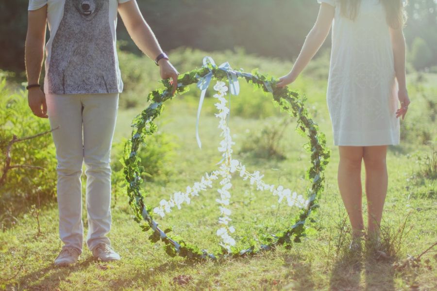 Photo de Anastasiya Lobanovskaya: https://www.pexels.com/fr-fr/photo/deux-personnes-tenant-une-couronne-de-paix-blanche-et-verte-886616/