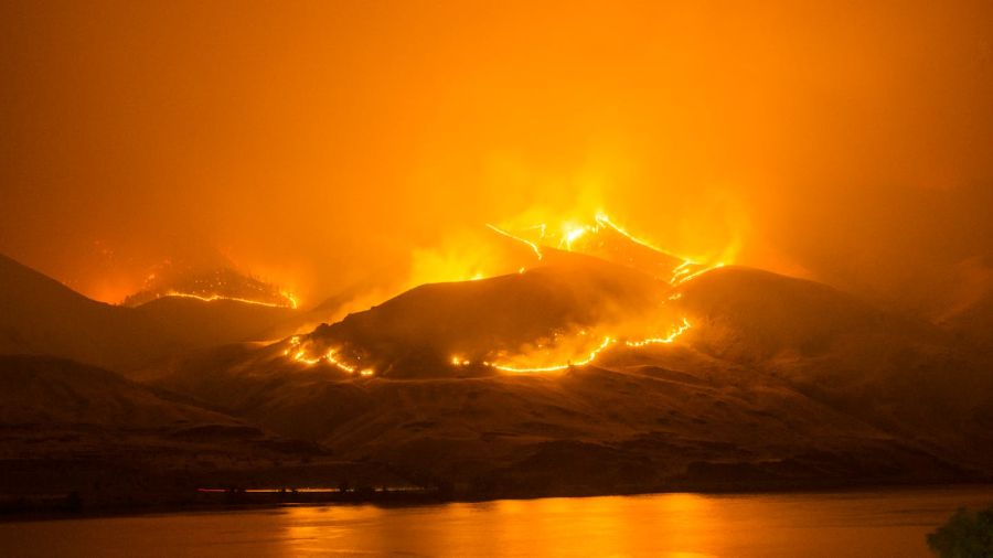 Photo de Frank Cone: https://www.pexels.com/fr-fr/photo/feu-sauvage-sur-les-montagnes-2323799/