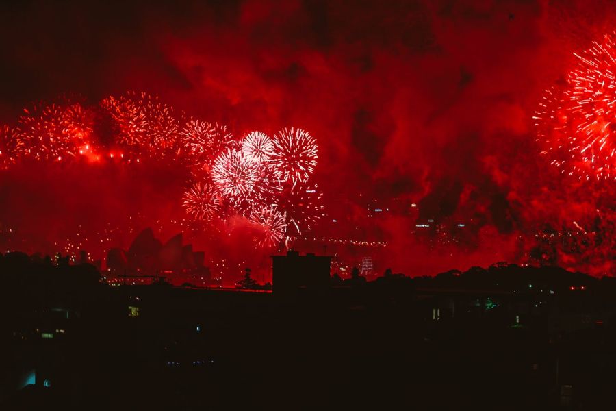 Photo de Belle Co: https://www.pexels.com/fr-fr/photo/affichage-de-feux-d-artifice-rouge-799964/