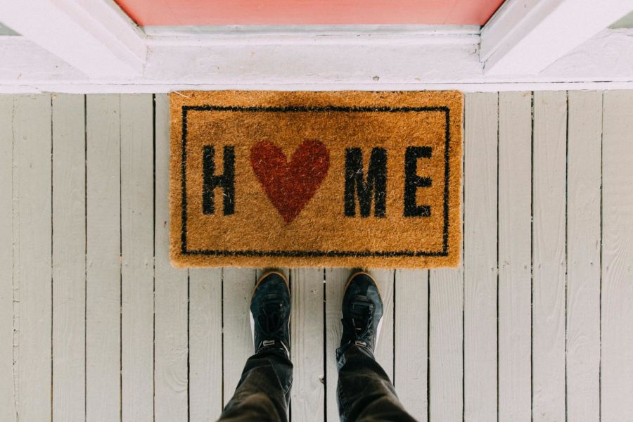 Photo de Kelly : https://www.pexels.com/fr-fr/photo/tapis-noir-pour-la-maison-2950003/