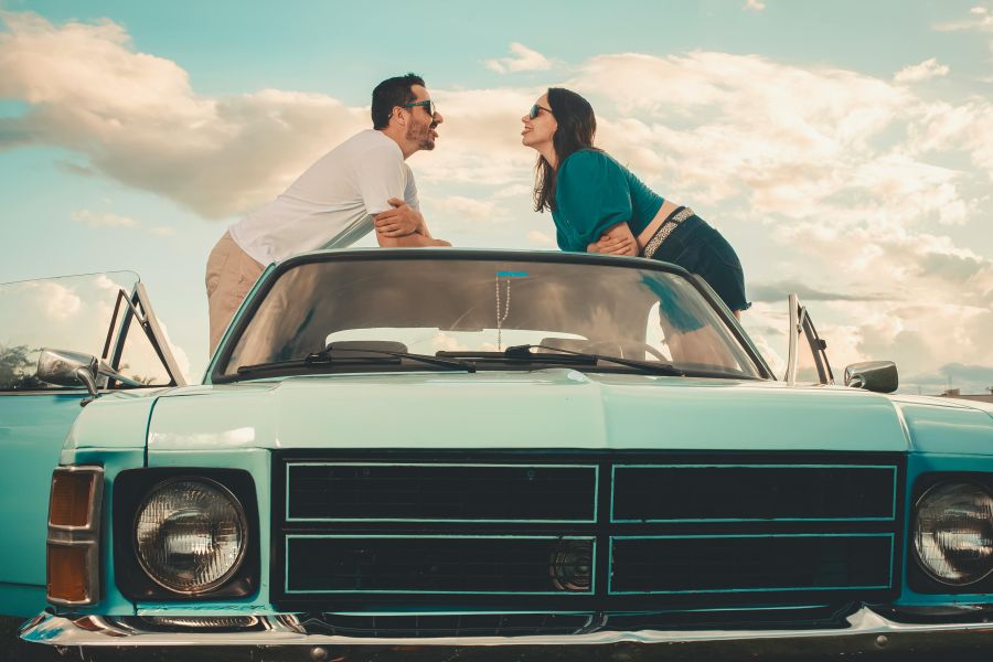 Photo de Breno Cardoso: https://www.pexels.com/fr-fr/photo/couple-romantique-appuye-sur-une-voiture-vintage-30016024/