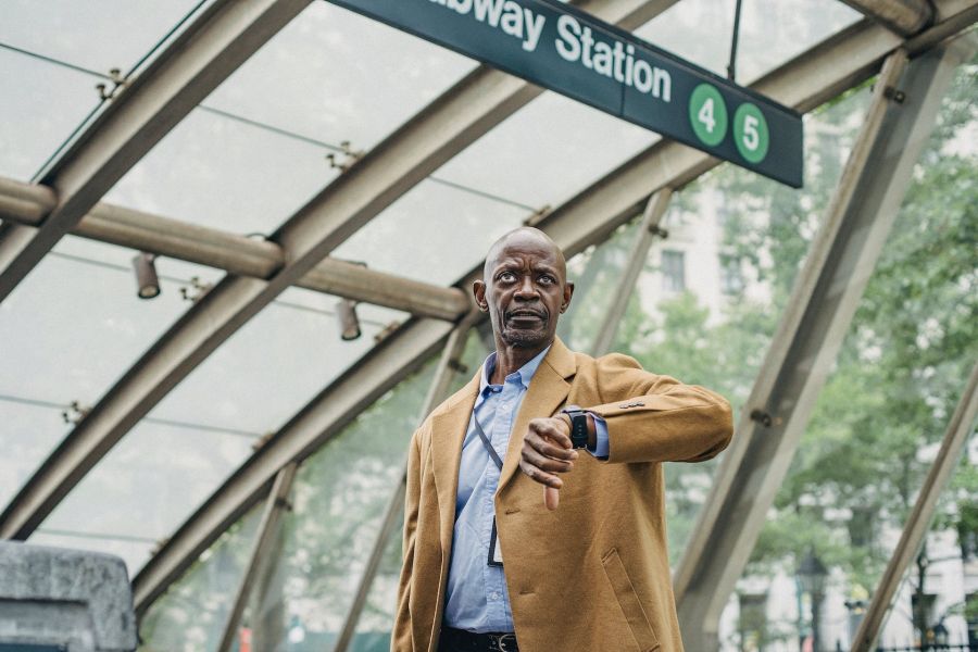 Photo de Ono Kosuki: https://www.pexels.com/fr-fr/photo/reflechir-a-l-homme-noir-verifier-l-heure-sur-la-montre-bracelet-pres-de-la-station-de-metro-5648069/
